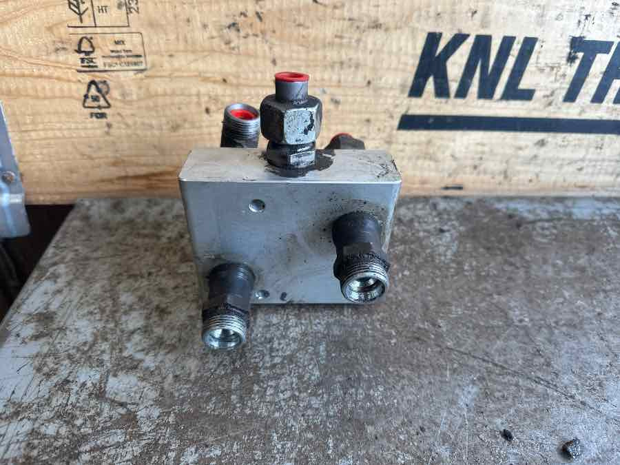VOLVO HYDRAULIC VALVE 2145813 - Hidráulica para Camión: foto 1 VOLVO HYDRAULIC VALVE 2145813 - Hidráulica para Camión: foto 1
