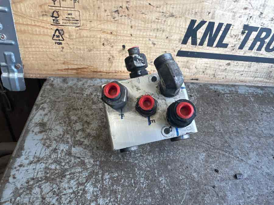 VOLVO HYDRAULIC VALVE 2145813 - Hidráulica para Camión: foto 2 VOLVO HYDRAULIC VALVE 2145813 - Hidráulica para Camión: foto 2