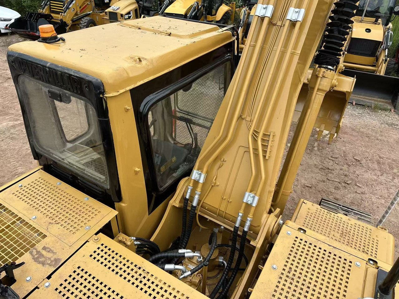 Excavadora de cadenas CATERPILLAR 320BL: foto 6