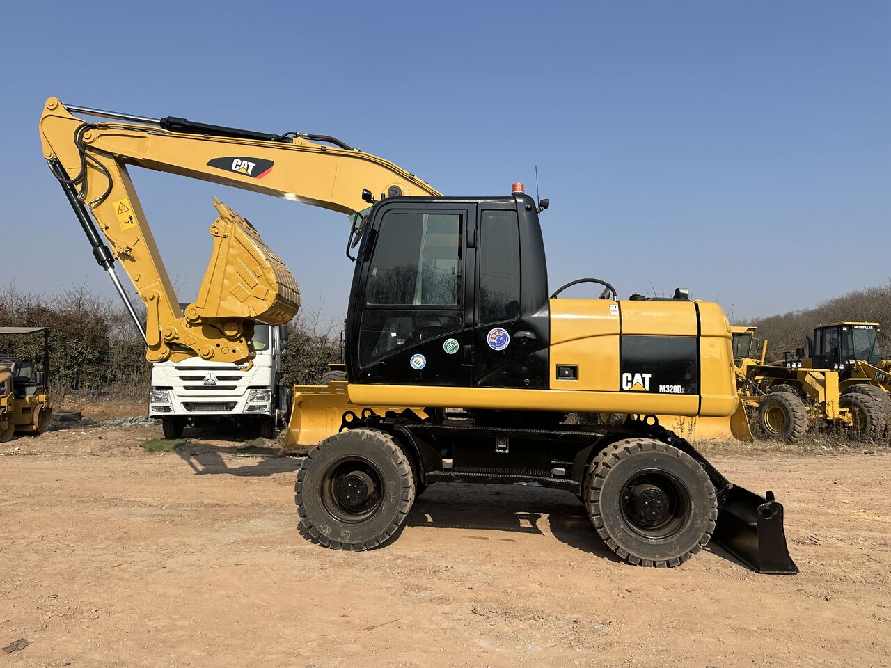 CATERPILLAR M 320 D - Excavadora de ruedas: foto 1 CATERPILLAR M 320 D - Excavadora de ruedas: foto 1