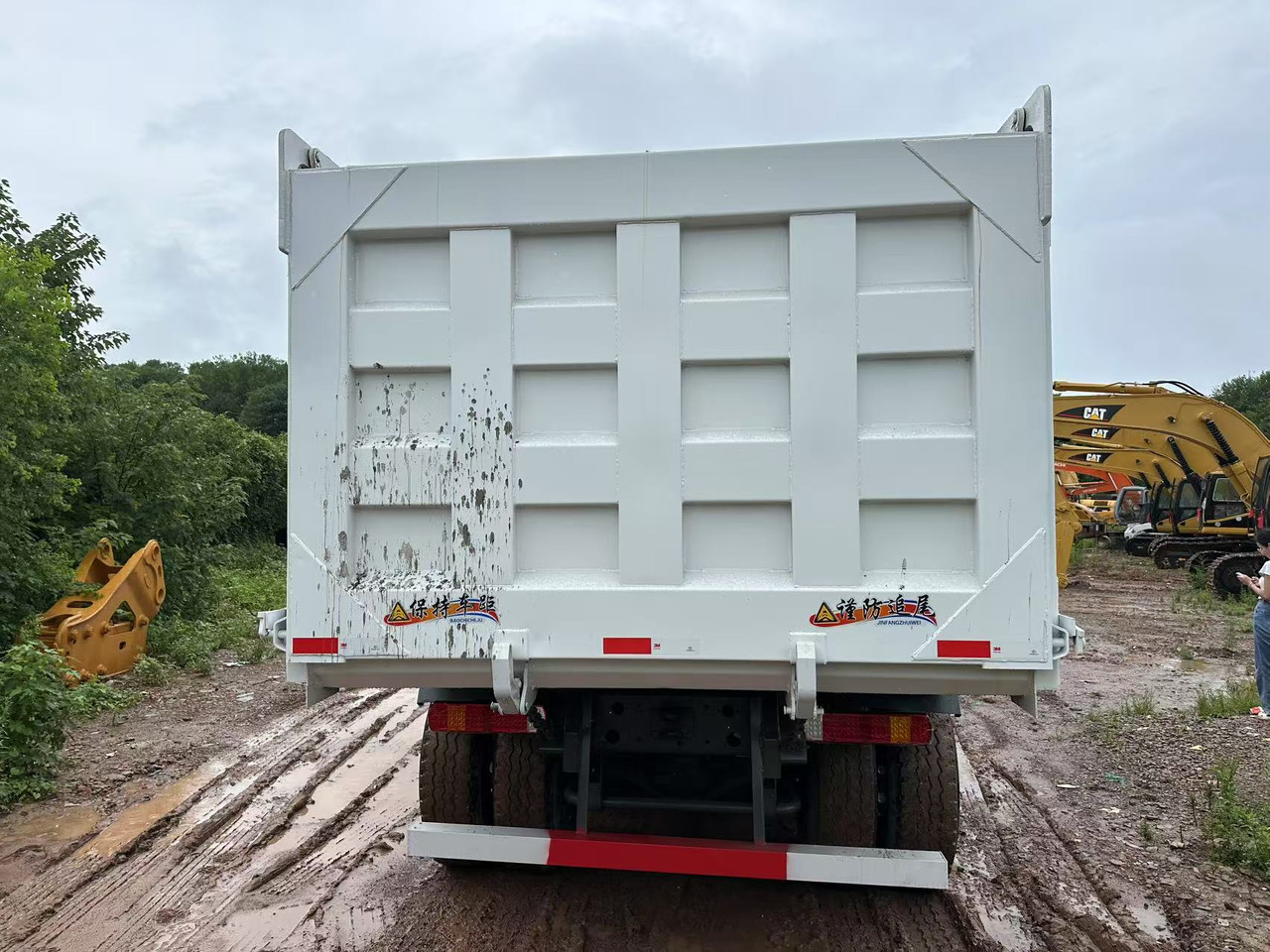 Volquete camión para transporte de materiales áridos HOWO 371hp: foto 10