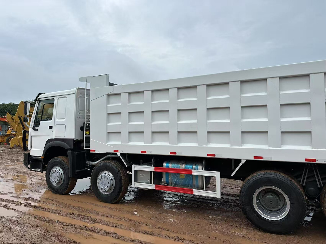 Volquete camión para transporte de materiales áridos HOWO 371hp: foto 9