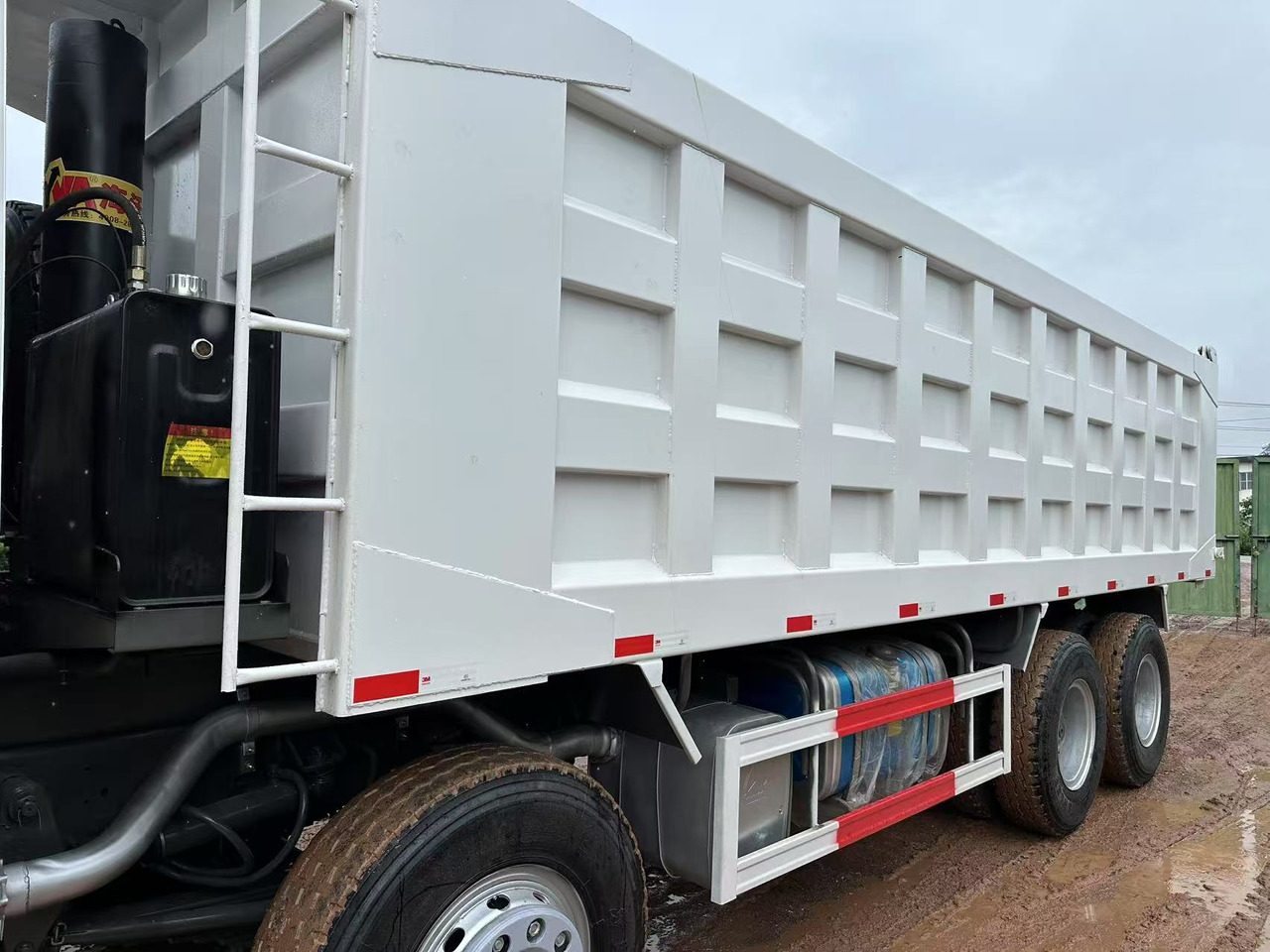 Volquete camión para transporte de materiales áridos HOWO 371hp: foto 8