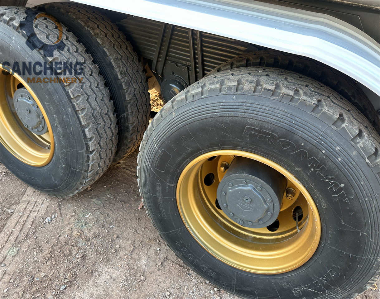 SINOTRUK HOWO 371 6x4 Water Tanker Truck - Cisterna camión: foto 5 SINOTRUK HOWO 371 6x4 Water Tanker Truck - Cisterna camión: foto 5