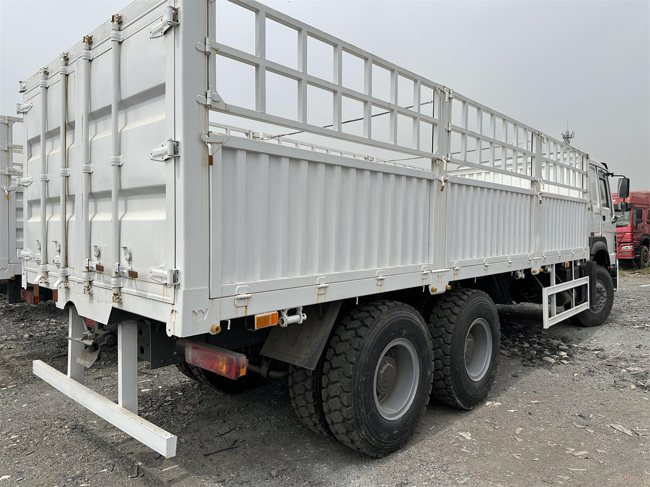 SINOTRUK HOWO 371 Cargo truck - Transporte de ganado camión: foto 5 SINOTRUK HOWO 371 Cargo truck - Transporte de ganado camión: foto 5