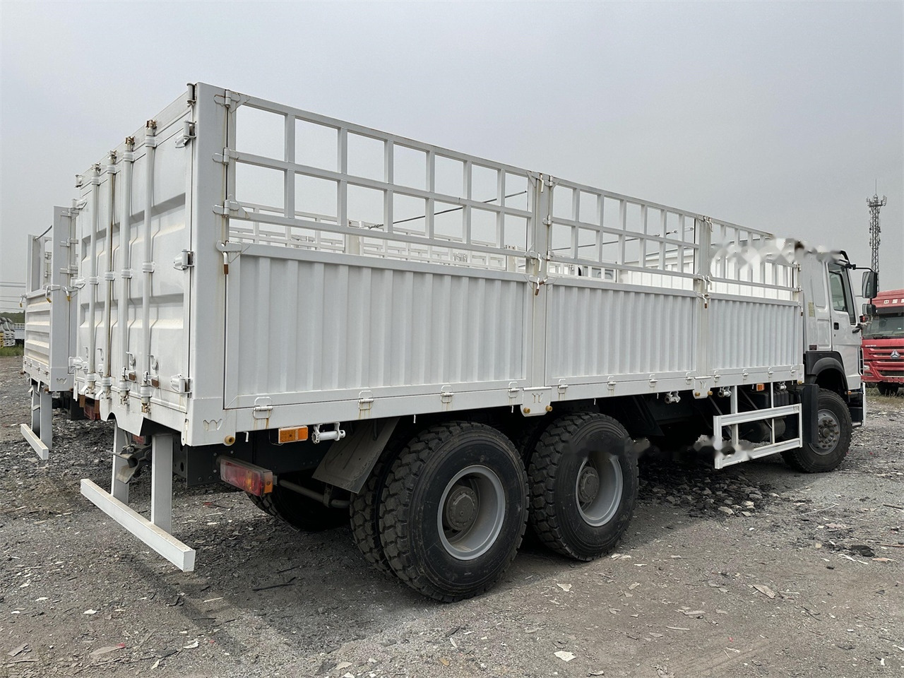 SINOTRUK HOWO 371 Cargo truck - Transporte de ganado camión: foto 4 SINOTRUK HOWO 371 Cargo truck - Transporte de ganado camión: foto 4