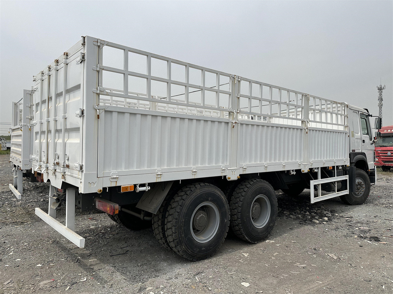 SINOTRUK HOWO 371 Cargo truck - Transporte de ganado camión: foto 4 SINOTRUK HOWO 371 Cargo truck - Transporte de ganado camión: foto 4