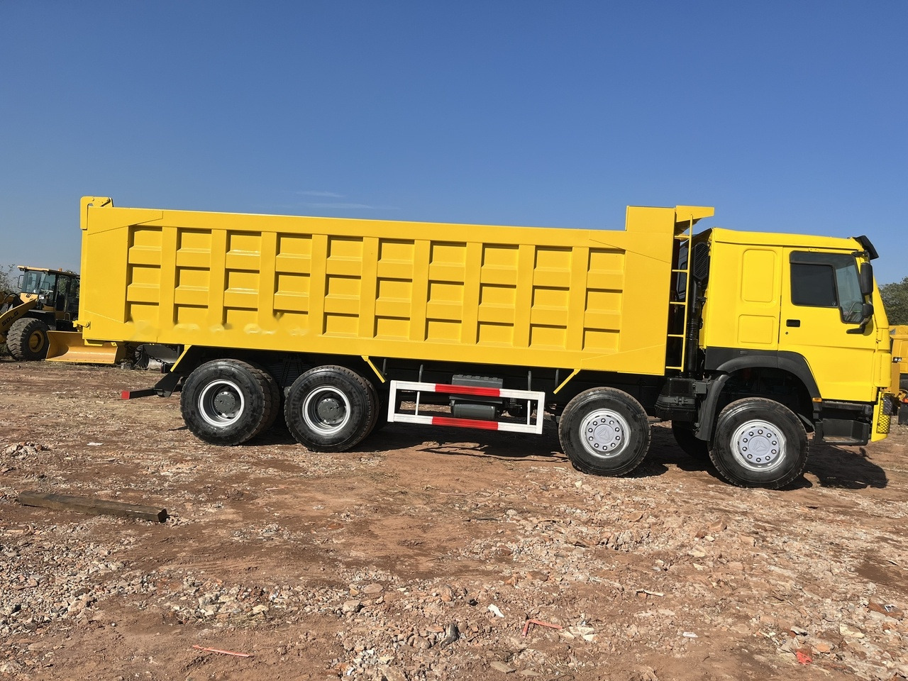 SINOTRUK HOWO 371 Dump Truck 8x4 - Volquete camión: foto 2 SINOTRUK HOWO 371 Dump Truck 8x4 - Volquete camión: foto 2