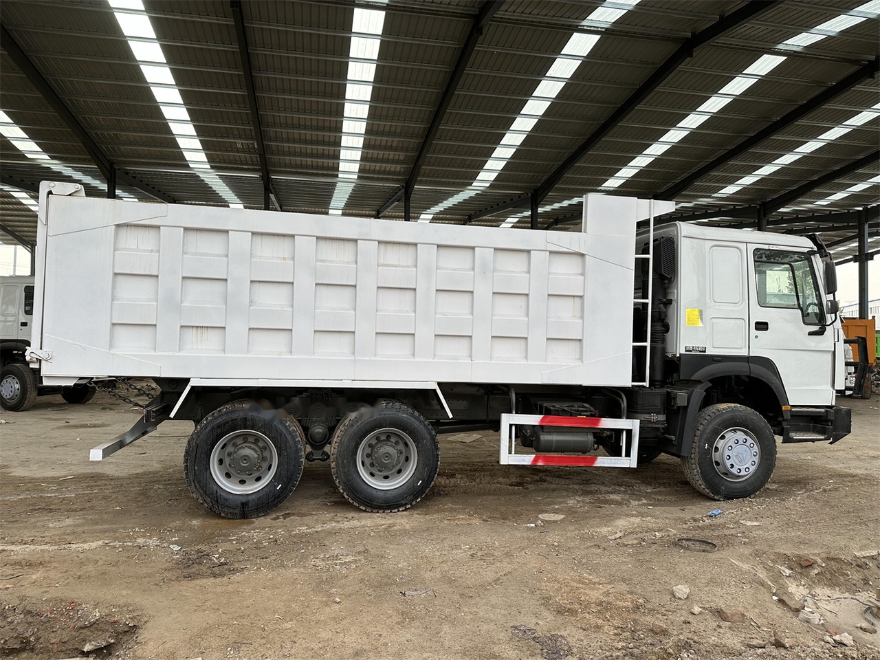 SINOTRUK HOWO 371 Dump Truck - Volquete camión: foto 4 SINOTRUK HOWO 371 Dump Truck - Volquete camión: foto 4