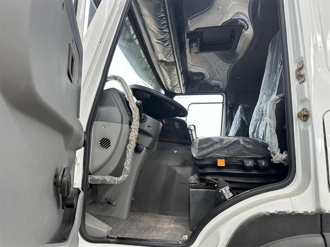 SINOTRUK HOWO 371 Dump Truck - Volquete camión: foto 5 SINOTRUK HOWO 371 Dump Truck - Volquete camión: foto 5