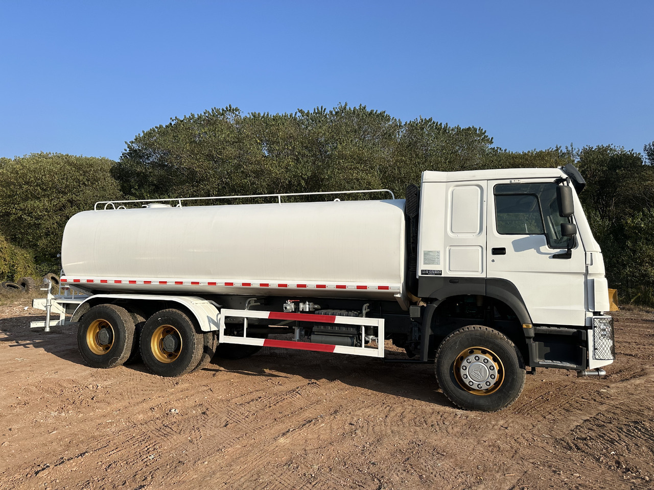 SINOTRUK HOWO 371 Water Tanker Truck - Cisterna camión: foto 4 SINOTRUK HOWO 371 Water Tanker Truck - Cisterna camión: foto 4