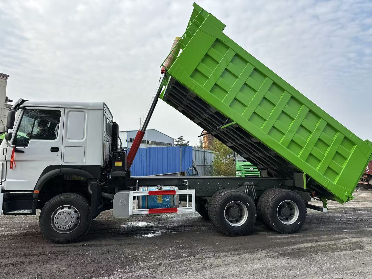 SINOTRUK HOWO 400HP 6X4 Tipper Truck - Volquete camión: foto 2 SINOTRUK HOWO 400HP 6X4 Tipper Truck - Volquete camión: foto 2