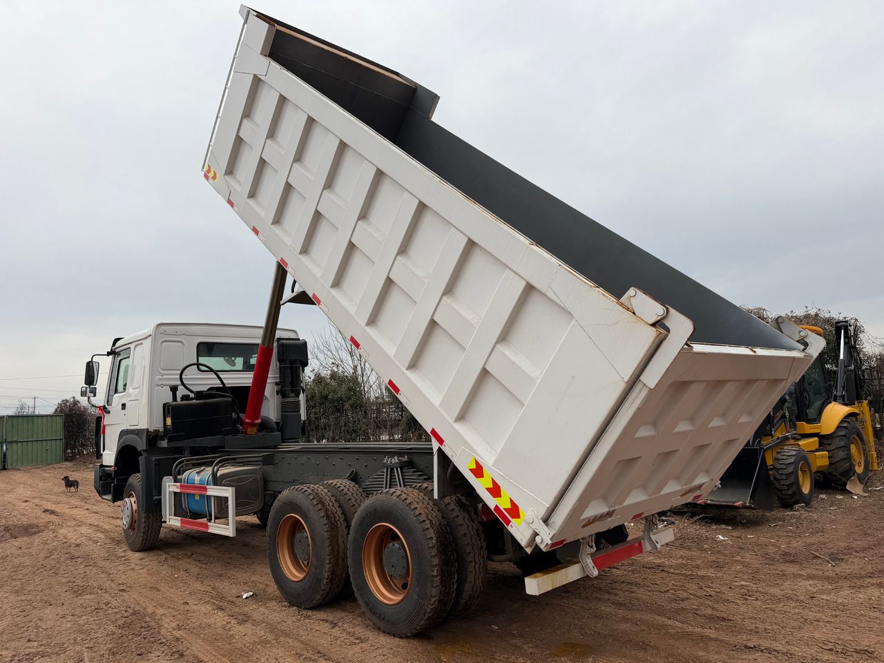SINOTRUK HOWO 400HP 6x4 - Volquete camión: foto 3 SINOTRUK HOWO 400HP 6x4 - Volquete camión: foto 3