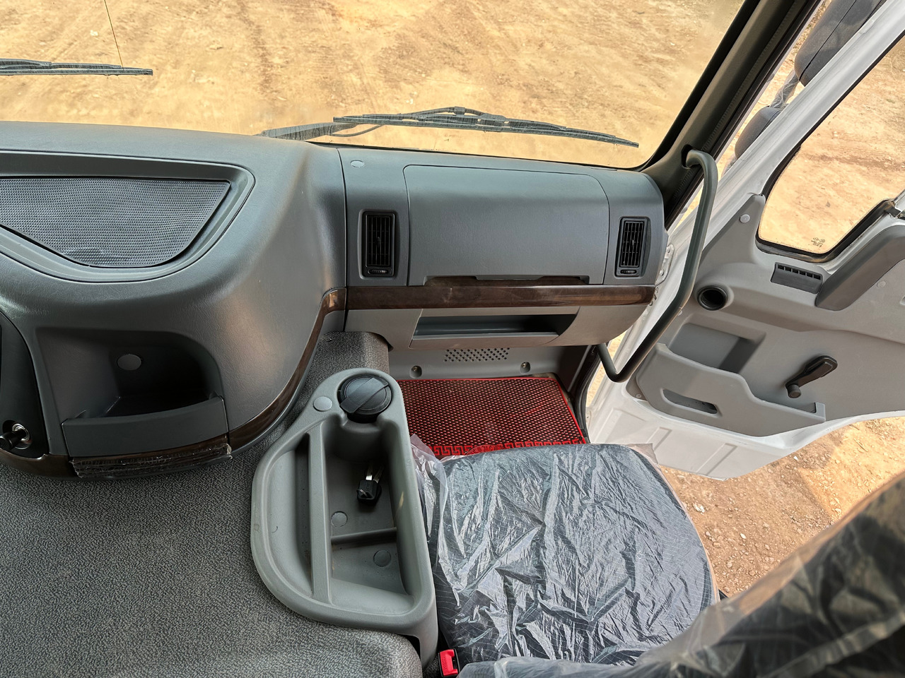 SINOTRUK HOWO Dump truck 371 6x4 - Volquete camión: foto 5 SINOTRUK HOWO Dump truck 371 6x4 - Volquete camión: foto 5
