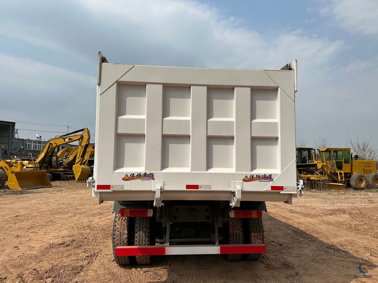 SINOTRUK Howo Dump truck 371hp - Volquete camión: foto 5 SINOTRUK Howo Dump truck 371hp - Volquete camión: foto 5