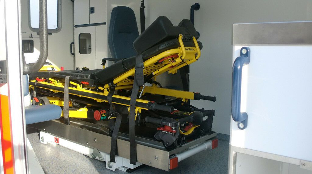 Mercedes-Benz Sprinter 516 CDI 4x4 WAS Koffer // Garantie // Mercedes-Benz Sprinter 516 CDI 4x4 WAS Koffer // Garantie // - Ambulancia: foto 5 Mercedes-Benz Sprinter 516 CDI 4x4 WAS Koffer // Garantie // Mercedes-Benz Sprinter 516 CDI 4x4 WAS Koffer // Garantie // - Ambulancia: foto 5