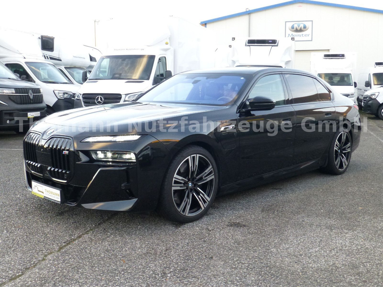 BMW M760 7 M760 e xDrive Cinema Sky Lounge 2x 21 Zol - Sedan: foto 2 BMW M760 7 M760 e xDrive Cinema Sky Lounge 2x 21 Zol - Sedan: foto 2