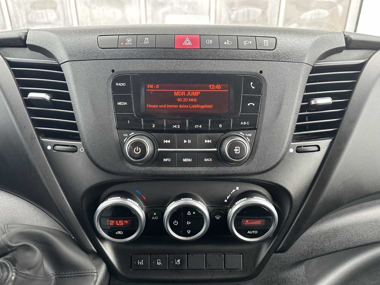 Leasing financiero de  Iveco 70C18H 3-S.Kipper *R.3750mm*7Sitze*AHK* leasing Iveco 70C18H 3-S.Kipper *R.3750mm*7Sitze*AHK*: foto 12 Leasing financiero de  Iveco 70C18H 3-S.Kipper *R.3750mm*7Sitze*AHK* leasing Iveco 70C18H 3-S.Kipper *R.3750mm*7Sitze*AHK*: foto 12