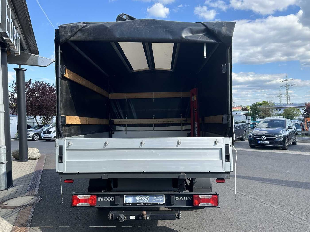 Iveco Daily 35S14 Pritsche+Plane *AHK*Ladekran*7-Sitze - Furgoneta con caja de lona: foto 4 Iveco Daily 35S14 Pritsche+Plane *AHK*Ladekran*7-Sitze - Furgoneta con caja de lona: foto 4