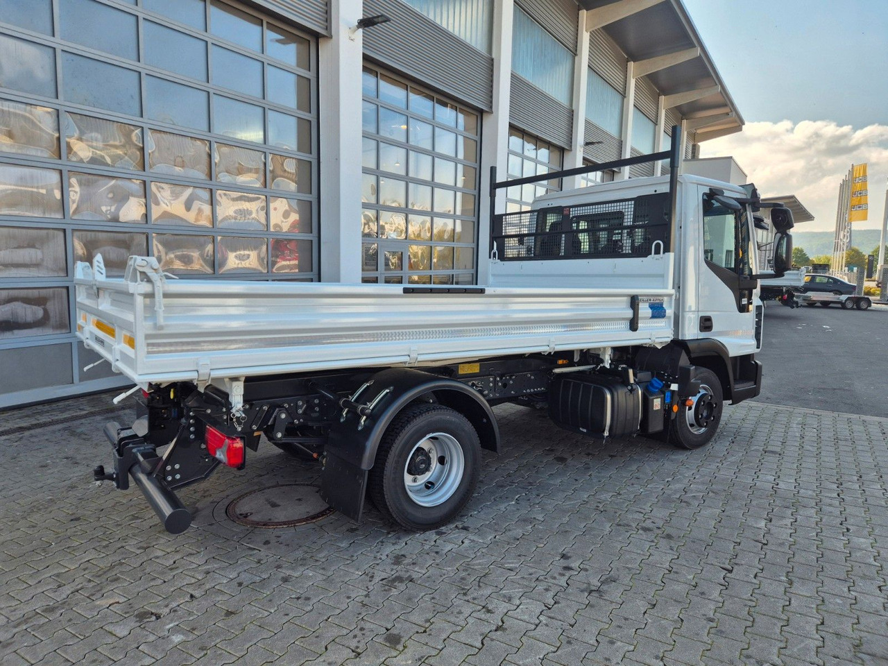 Leasing financiero de  Iveco Eurocargo ML80E21 Meiller 2x AHK 3 Sitze Klima leasing Iveco Eurocargo ML80E21 Meiller 2x AHK 3 Sitze Klima: foto 27 Leasing financiero de  Iveco Eurocargo ML80E21 Meiller 2x AHK 3 Sitze Klima leasing Iveco Eurocargo ML80E21 Meiller 2x AHK 3 Sitze Klima: foto 27