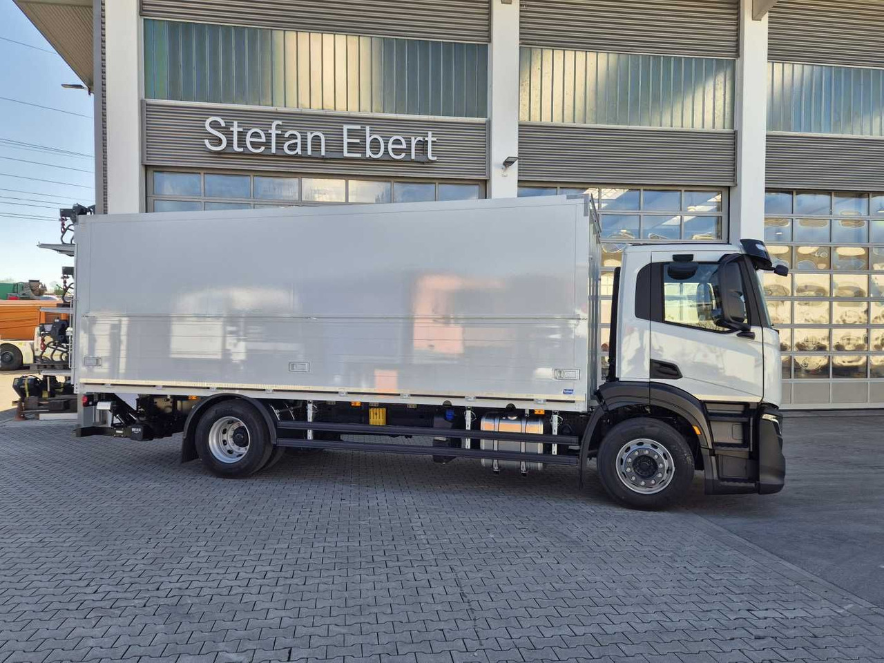 Iveco S-Way AD190S40/FP Böse Schwenkwand LBW 2x AHK - Transporte de bebidas camión: foto 4 Iveco S-Way AD190S40/FP Böse Schwenkwand LBW 2x AHK - Transporte de bebidas camión: foto 4