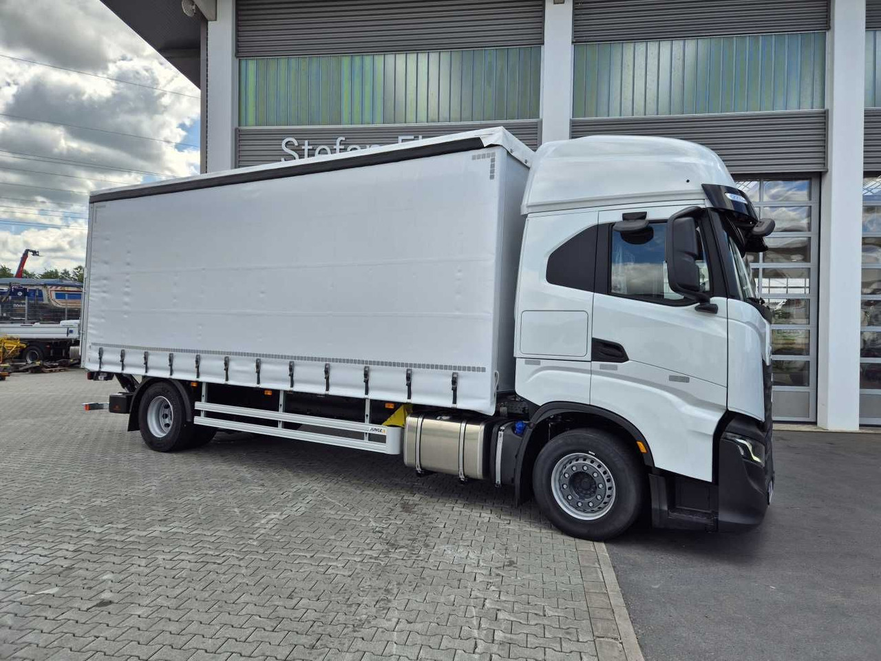 Iveco S-Way AS190S42/P Schiebeplanen LBW 2.000kg AHK - Camión lona: foto 2 Iveco S-Way AS190S42/P Schiebeplanen LBW 2.000kg AHK - Camión lona: foto 2