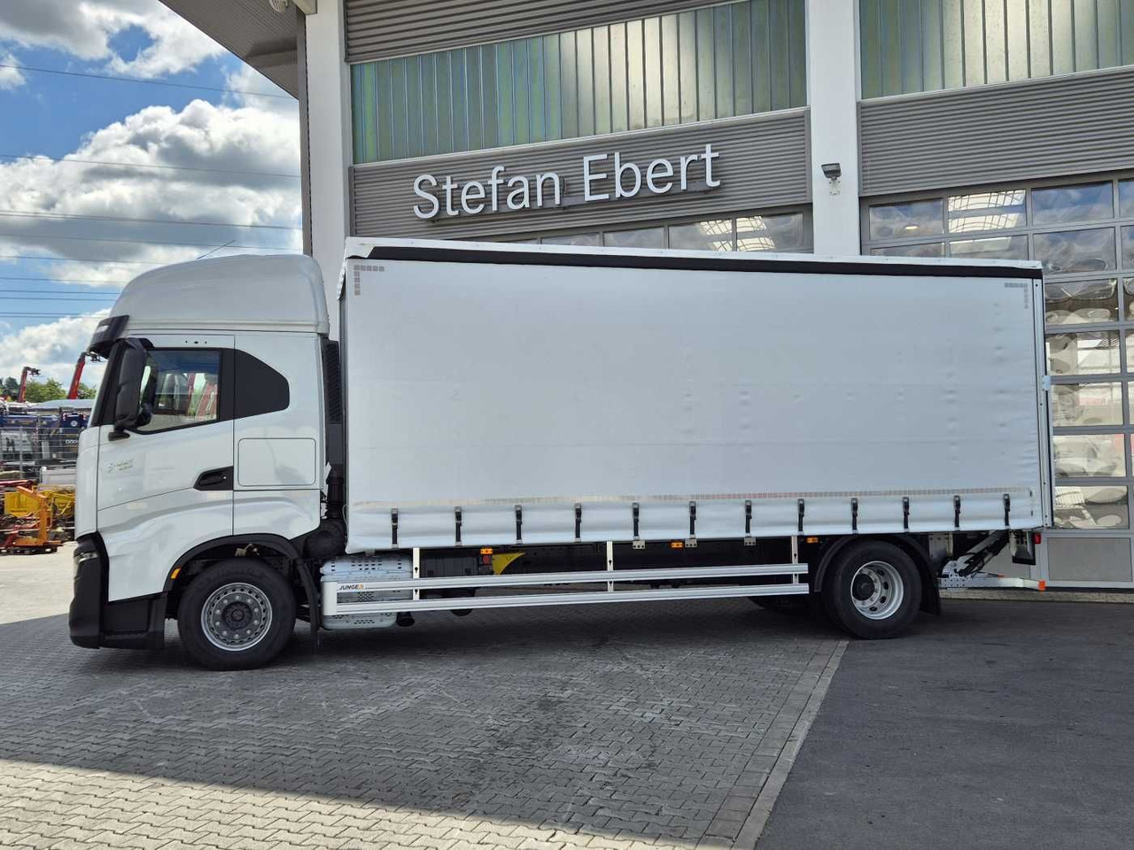 Iveco S-Way AS190S42/P Schiebeplanen LBW 2.000kg AHK - Camión lona: foto 3 Iveco S-Way AS190S42/P Schiebeplanen LBW 2.000kg AHK - Camión lona: foto 3