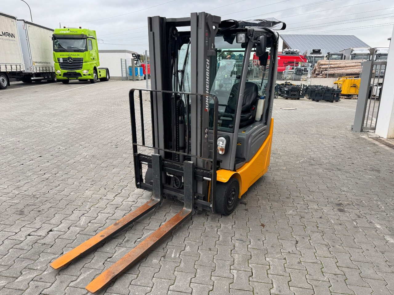 Jungheinrich EFG 215 / Triplex: 4.25m! / SS / nur 2.819h! - Carretilla elevadora eléctrica: foto 5 Jungheinrich EFG 215 / Triplex: 4.25m! / SS / nur 2.819h! - Carretilla elevadora eléctrica: foto 5