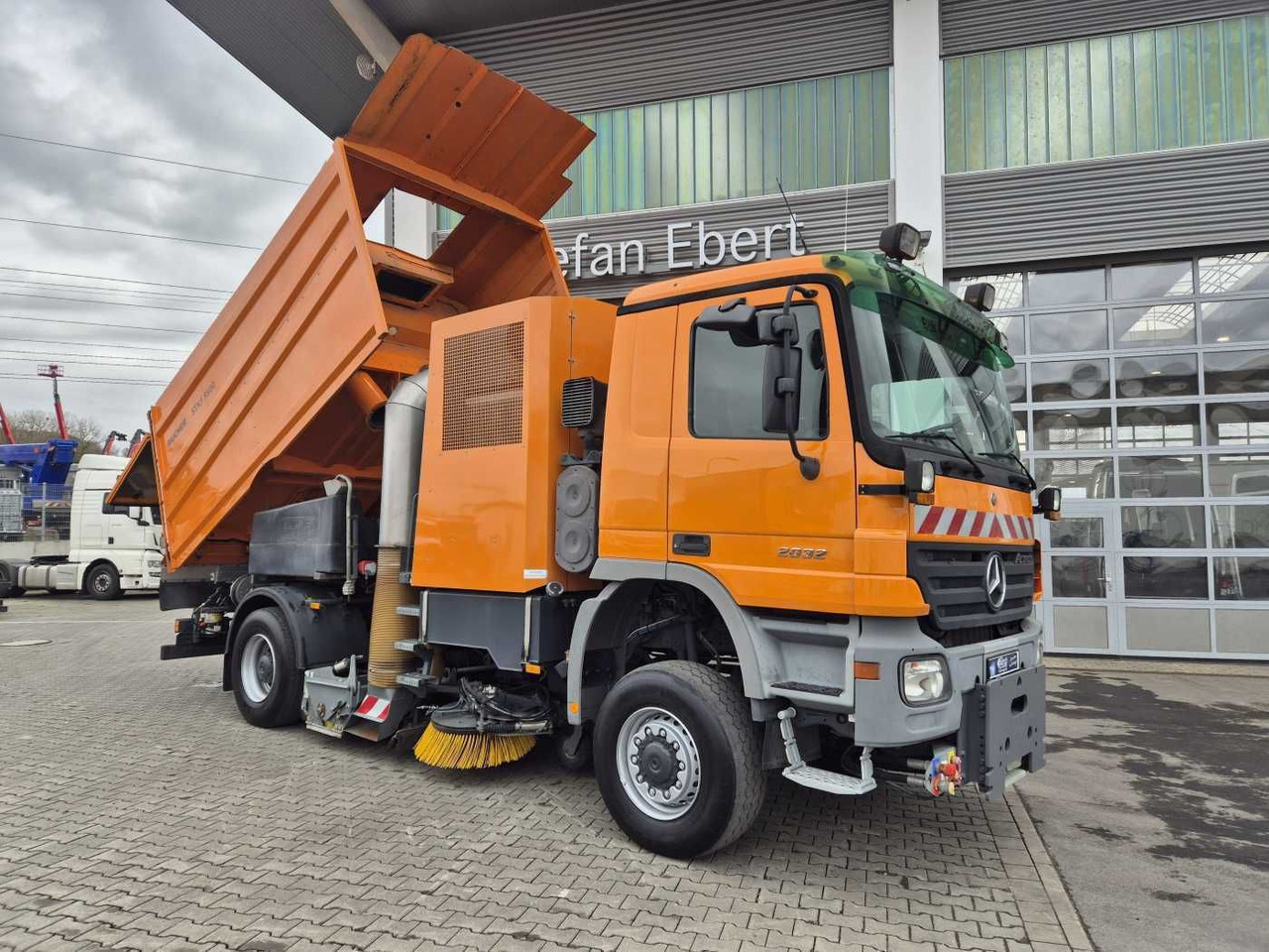Mercedes-Benz Actros 2032 A 4x4 Bucher STKF 9500 Airport 30x - Barredora vial: foto 2 Mercedes-Benz Actros 2032 A 4x4 Bucher STKF 9500 Airport 30x - Barredora vial: foto 2