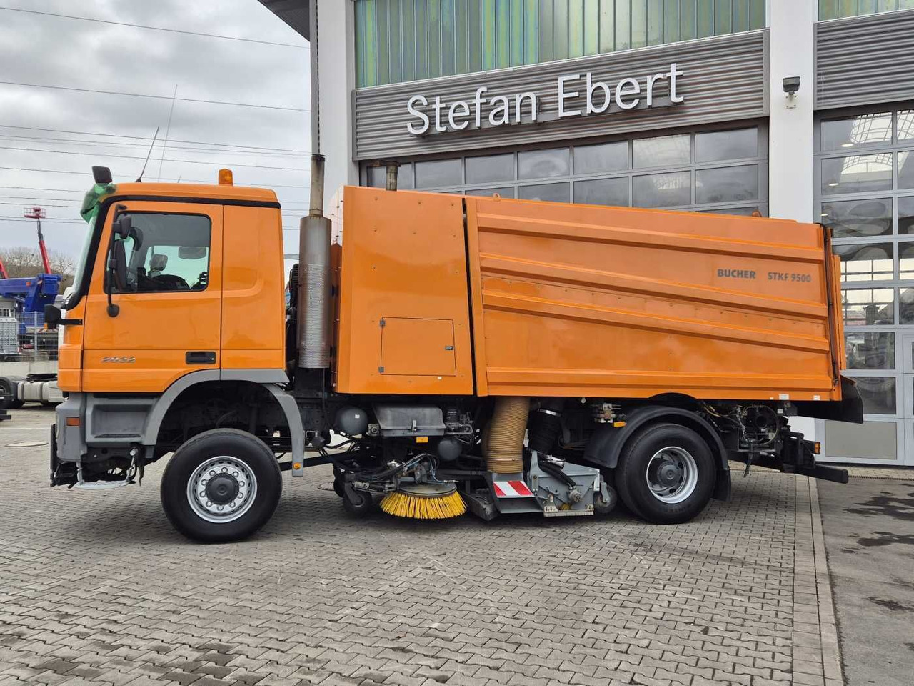 Mercedes-Benz Actros 2032 A 4x4 Bucher STKF 9500 Airport 30x - Barredora vial: foto 5 Mercedes-Benz Actros 2032 A 4x4 Bucher STKF 9500 Airport 30x - Barredora vial: foto 5