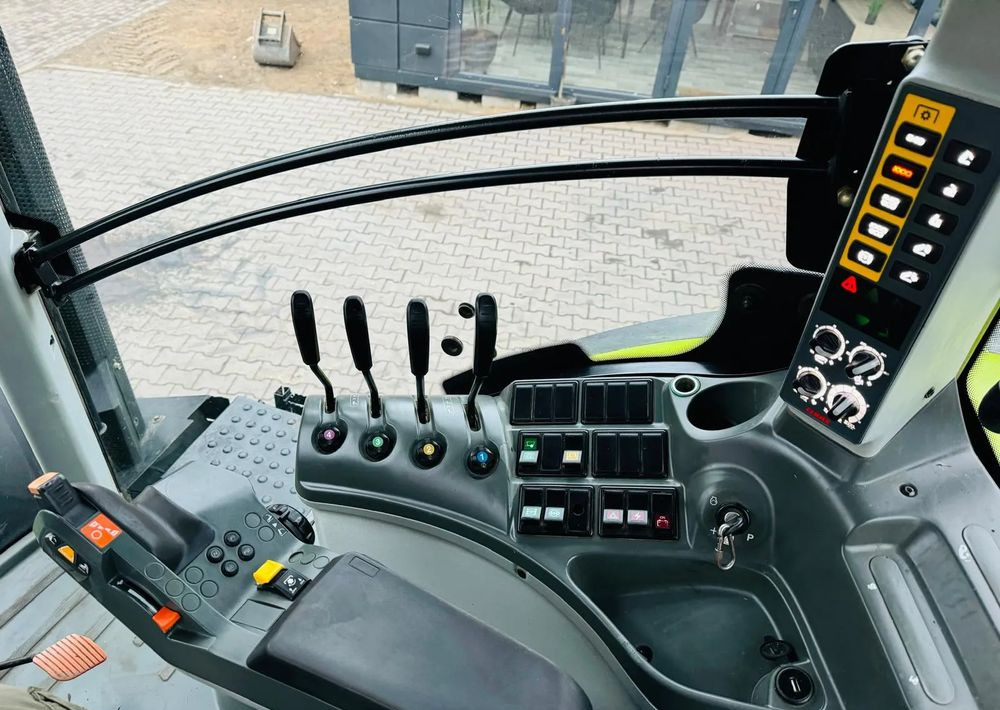 Tractor Claas Axion 850: foto 14