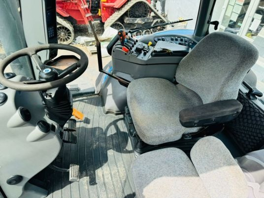 New Holland T8020 - Tractor: foto 4 New Holland T8020 - Tractor: foto 4