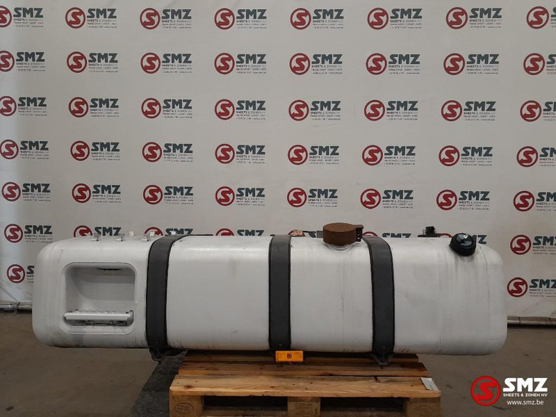 Mercedes-Benz Occ brandstoftank 660L + AdBluetank 75L met steune - Depósito de combustible para Camión: foto 1 Mercedes-Benz Occ brandstoftank 660L + AdBluetank 75L met steune - Depósito de combustible para Camión: foto 1