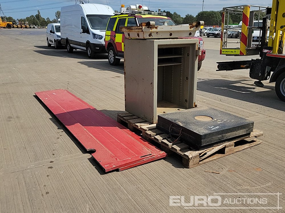 Equipo de construcción Aluminium Dropside Side Panels (2 of), Hiab Outrigger Feet (3 of), Chubb Key Safe: foto 7