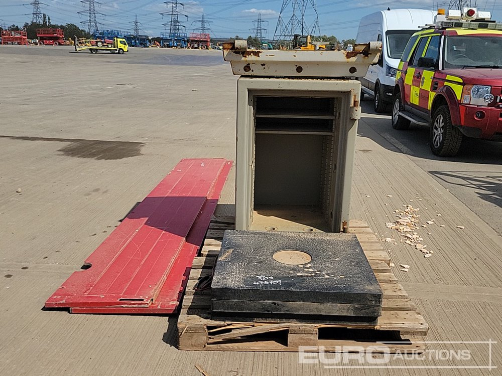 Equipo de construcción Aluminium Dropside Side Panels (2 of), Hiab Outrigger Feet (3 of), Chubb Key Safe: foto 8