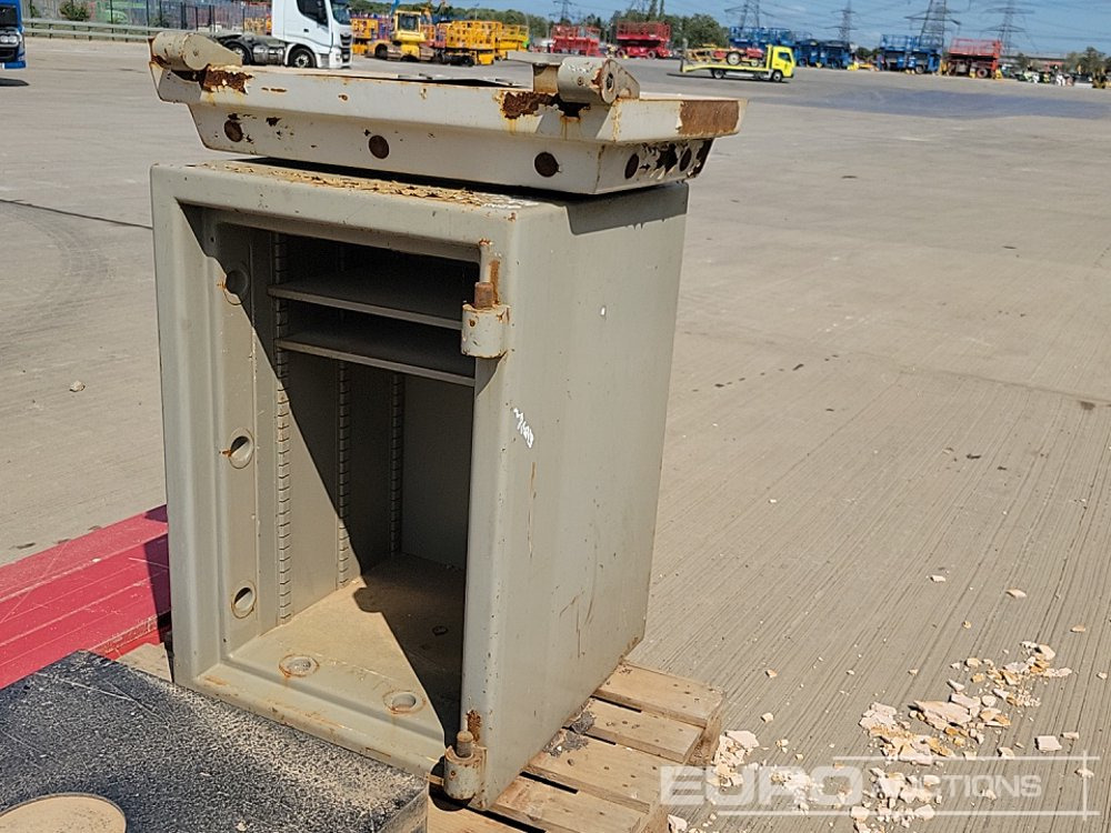 Equipo de construcción Aluminium Dropside Side Panels (2 of), Hiab Outrigger Feet (3 of), Chubb Key Safe: foto 18