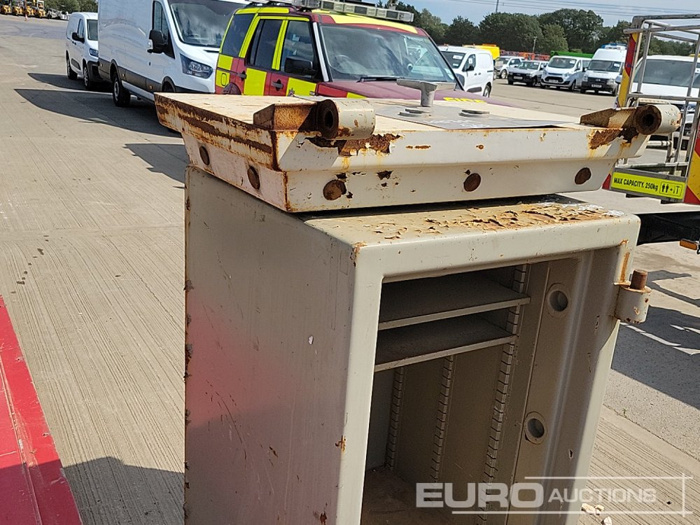 Equipo de construcción Aluminium Dropside Side Panels (2 of), Hiab Outrigger Feet (3 of), Chubb Key Safe: foto 20