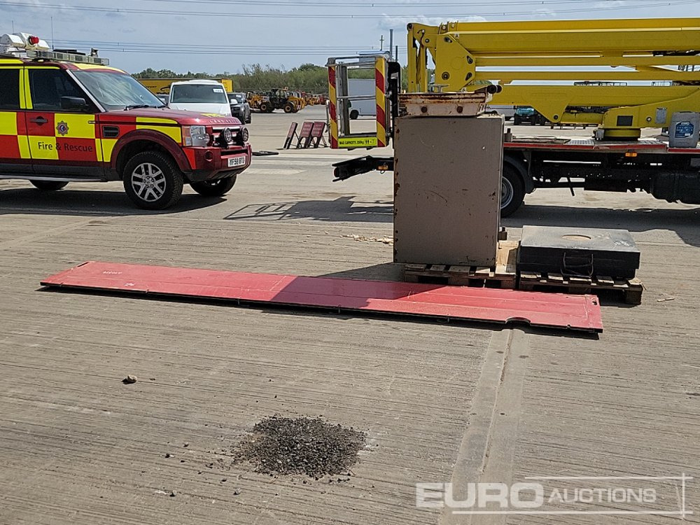 Equipo de construcción Aluminium Dropside Side Panels (2 of), Hiab Outrigger Feet (3 of), Chubb Key Safe: foto 6