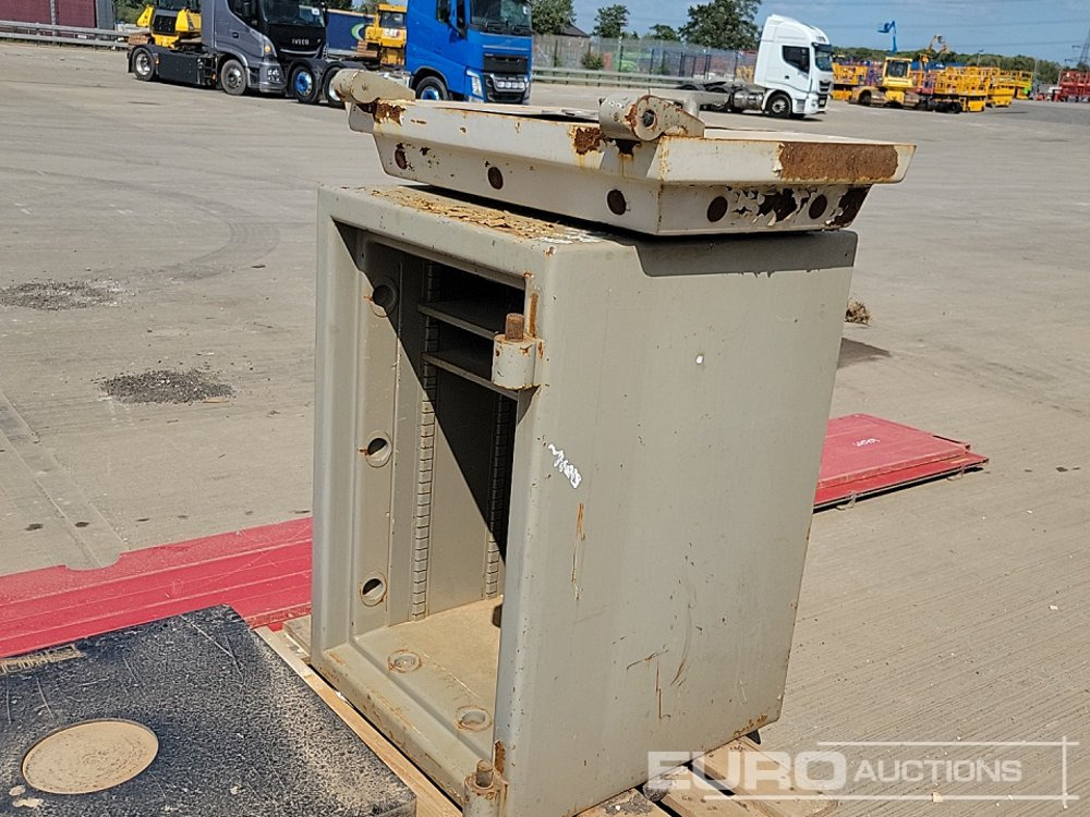Equipo de construcción Aluminium Dropside Side Panels (2 of), Hiab Outrigger Feet (3 of), Chubb Key Safe: foto 25