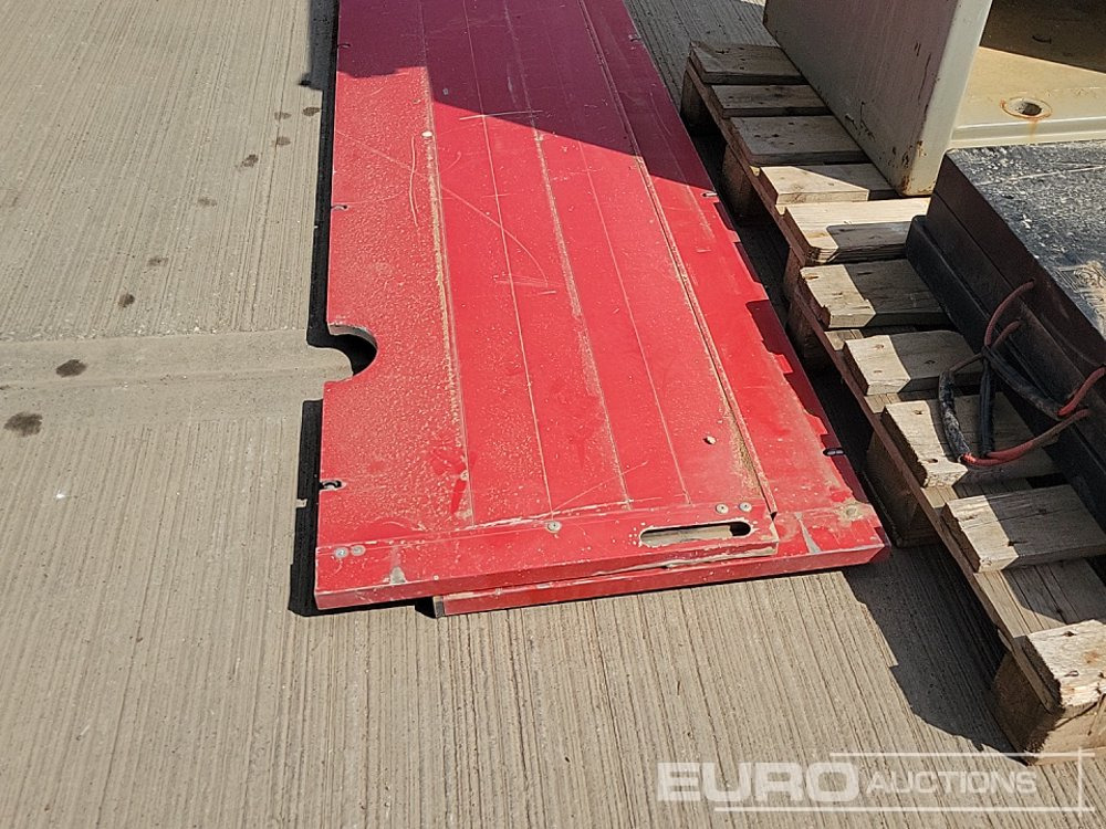 Equipo de construcción Aluminium Dropside Side Panels (2 of), Hiab Outrigger Feet (3 of), Chubb Key Safe: foto 12