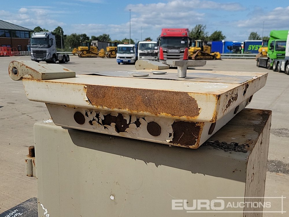 Equipo de construcción Aluminium Dropside Side Panels (2 of), Hiab Outrigger Feet (3 of), Chubb Key Safe: foto 24