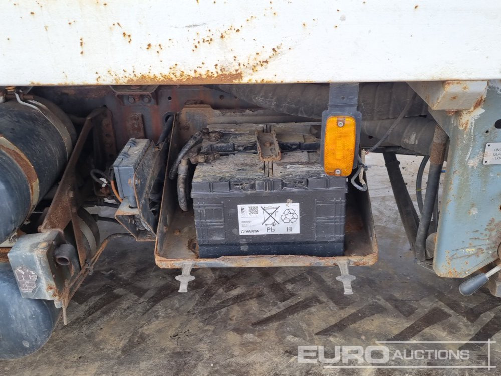 Cisterna camión Iveco 100E18: foto 14