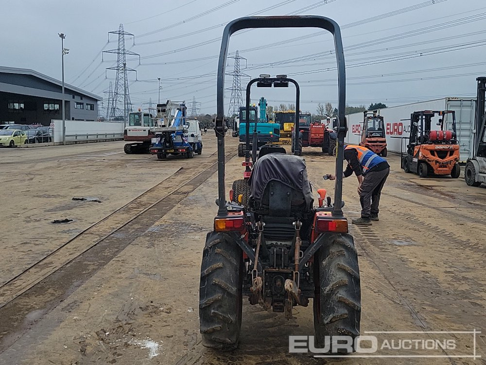 Kubota 4WD Compact Tractor, Roll Bar - Tractor viñedo/ Frutero: foto 4 Kubota 4WD Compact Tractor, Roll Bar - Tractor viñedo/ Frutero: foto 4
