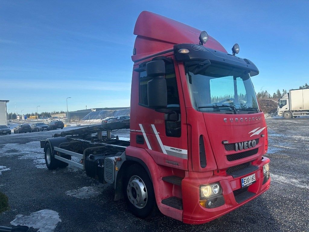 Iveco Eurocargo 140E25 - Portacontenedor de cadenas camión: foto 3 Iveco Eurocargo 140E25 - Portacontenedor de cadenas camión: foto 3