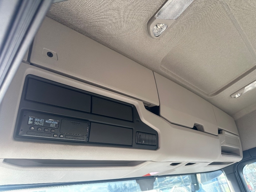 Camión caja cerrada Scania P250: foto 12