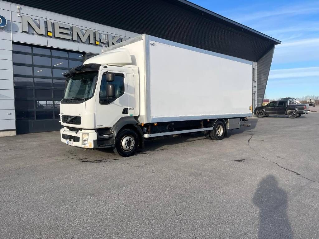 Volvo FL - Camión caja cerrada: foto 1 Volvo FL - Camión caja cerrada: foto 1