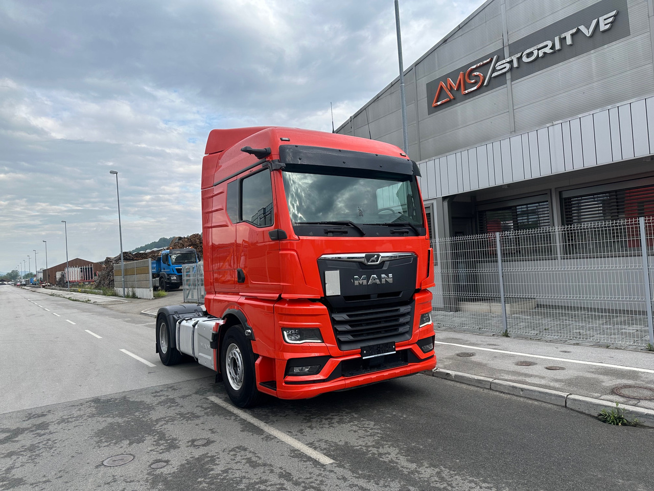 MAN TGX 18.520 4X2 LL Intarder Hydravlika ALU led TV - Cabeza tractora: foto 1 MAN TGX 18.520 4X2 LL Intarder Hydravlika ALU led TV - Cabeza tractora: foto 1