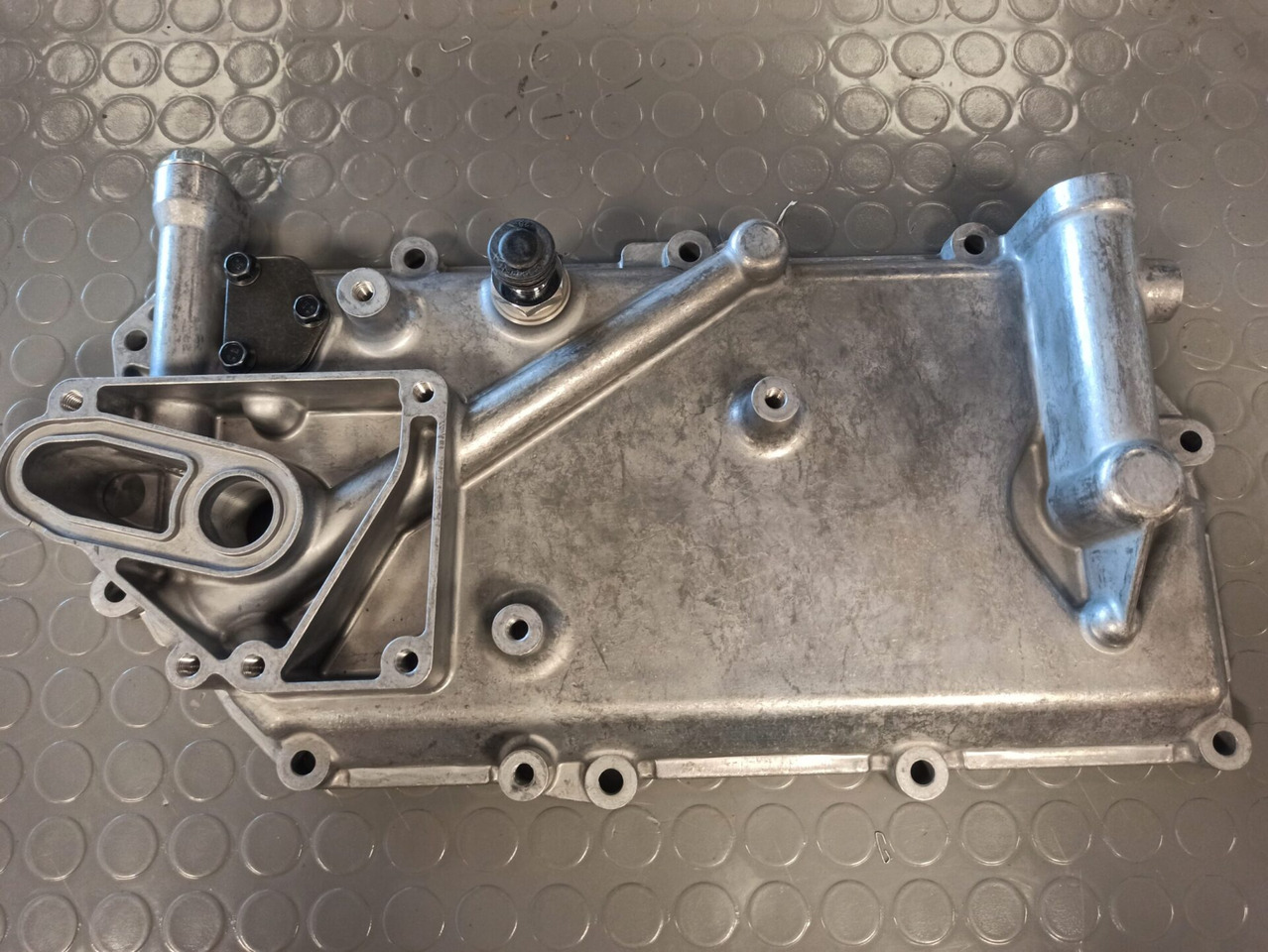 SCANIA OIL COOLER COVER - - Enfriador de aceite para Camión: foto 1 SCANIA OIL COOLER COVER - - Enfriador de aceite para Camión: foto 1