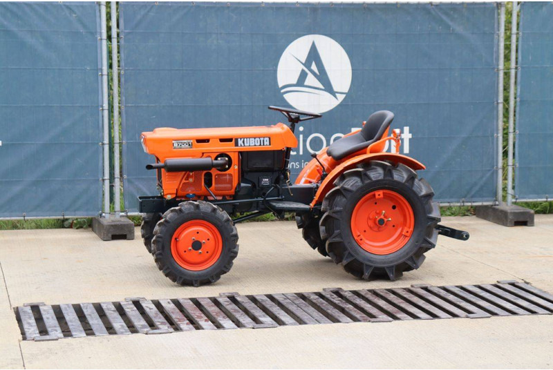 Kubota B7001DT - Tractor: foto 1 Kubota B7001DT - Tractor: foto 1
