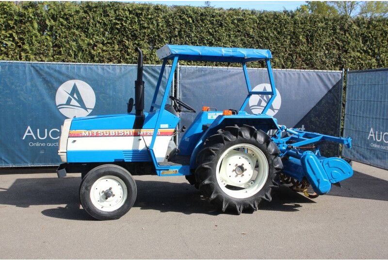 Mitsubishi MT2501 - Tractor: foto 1 Mitsubishi MT2501 - Tractor: foto 1